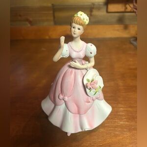 Ceramia - Gifts of Quality - Elegant Porcelain Figurine